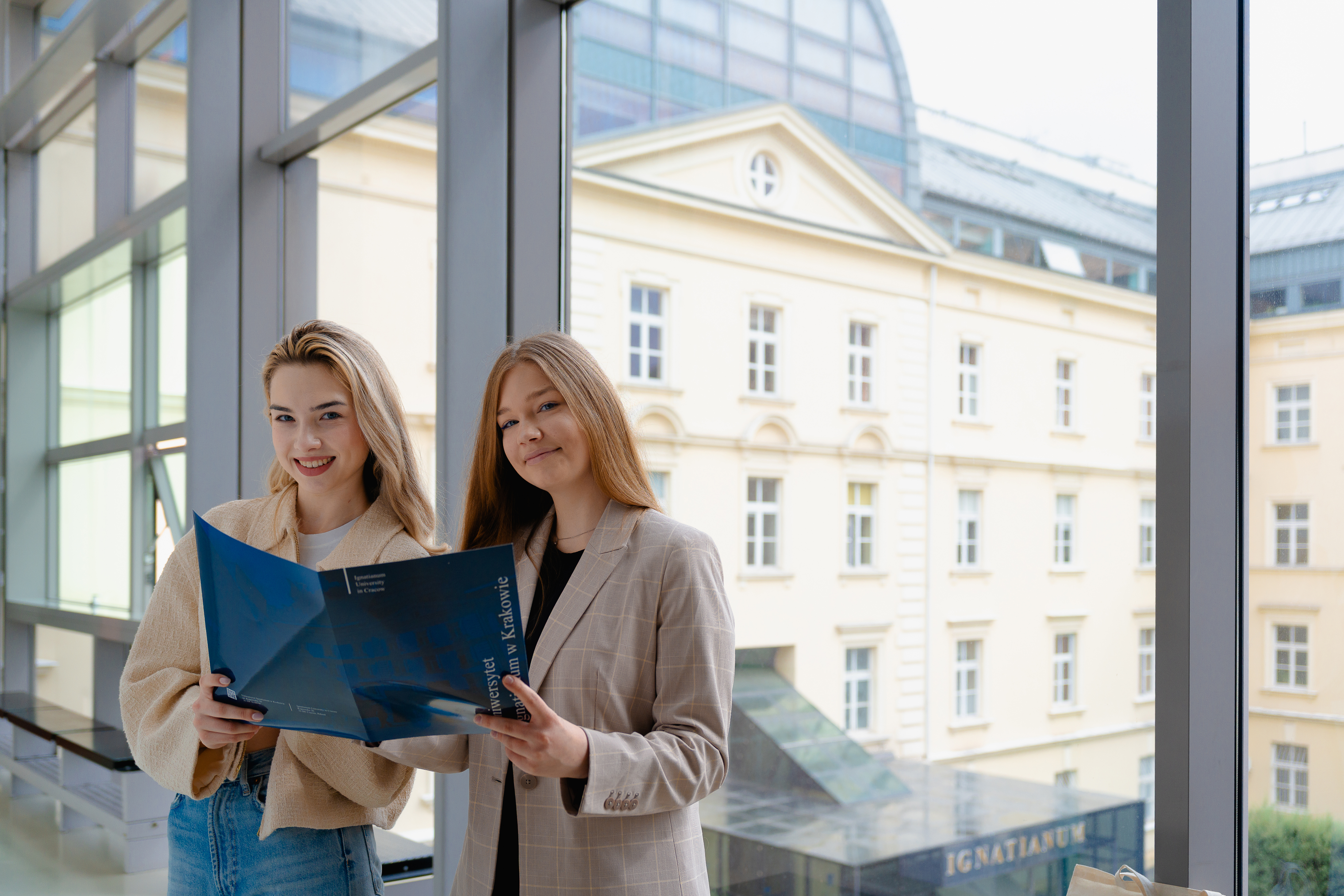 Studentki przed budynkiem uczelni